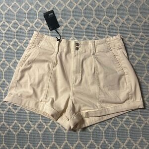 Paige Brooklyn high waist shorts. Color:quartz sand